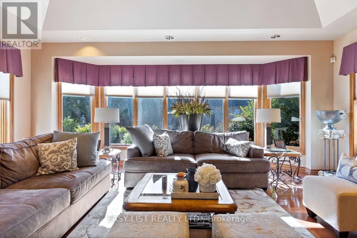 541 Kerr Crescent, Lakeshore, ON - Indoor Photo Showing Living Room