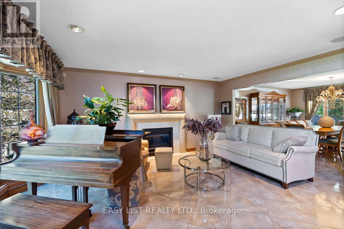 541 Kerr Crescent, Lakeshore, ON - Indoor Photo Showing Living Room With Fireplace