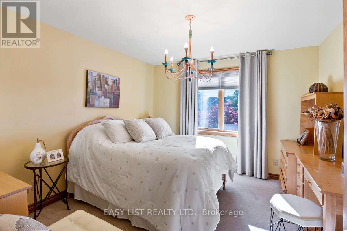 541 Kerr Crescent, Lakeshore, ON - Indoor Photo Showing Bedroom