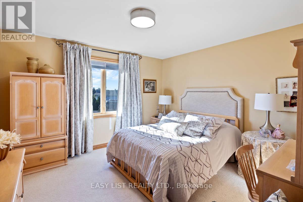 541 Kerr Crescent, Lakeshore, ON - Indoor Photo Showing Bedroom