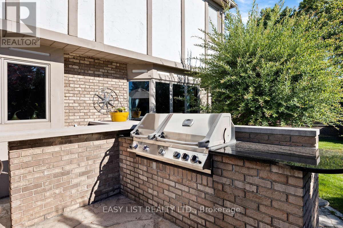 541 Kerr Crescent, Lakeshore, ON - Outdoor