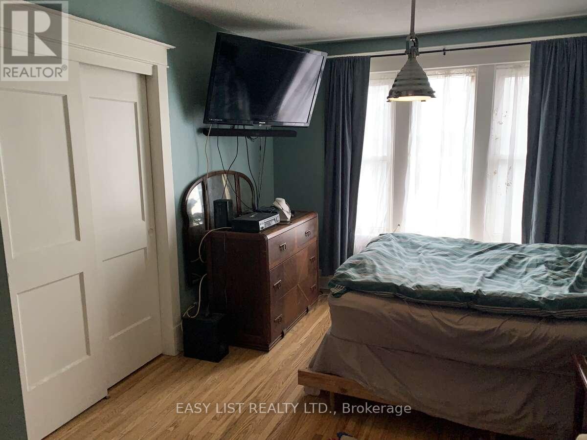 4322 Bampfield Street, Niagara Falls, ON - Indoor Photo Showing Bedroom