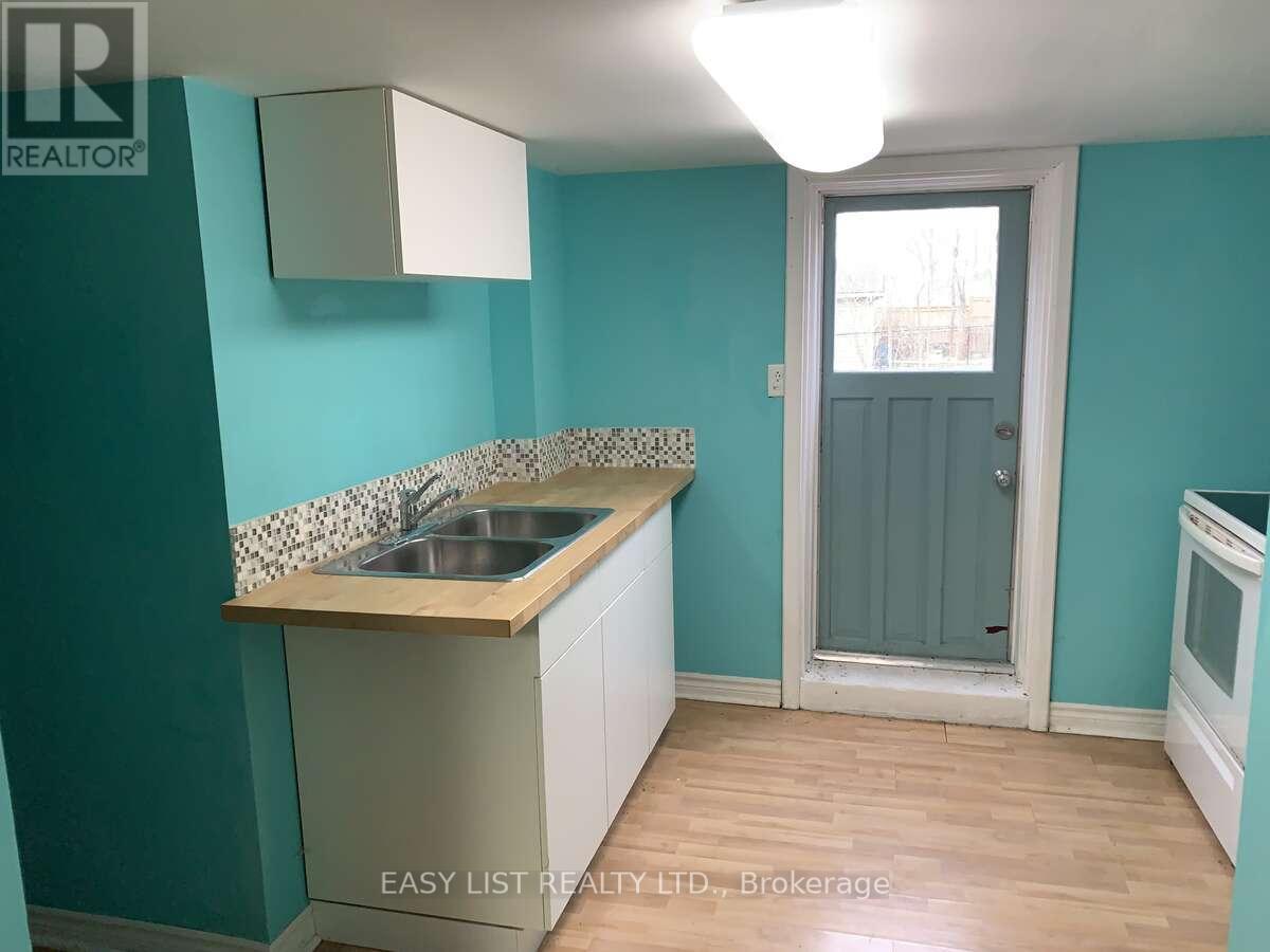 4322 Bampfield Street, Niagara Falls, ON - Indoor Photo Showing Kitchen With Double Sink