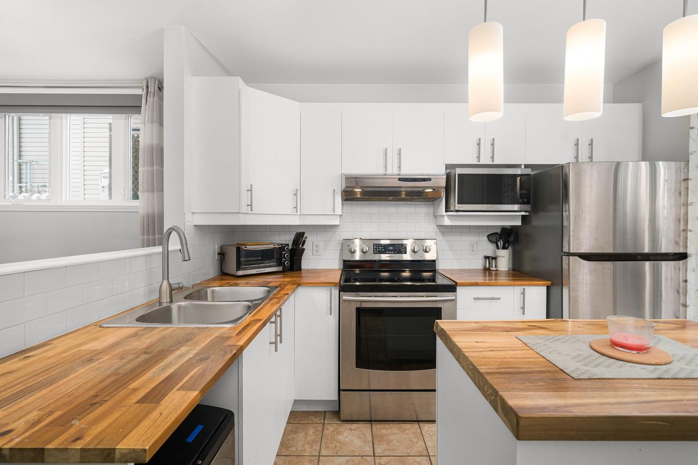Kitchen - 610 Rue Montmartre, Mascouche, QC - Indoor Photo Showing Kitchen With Double Sink