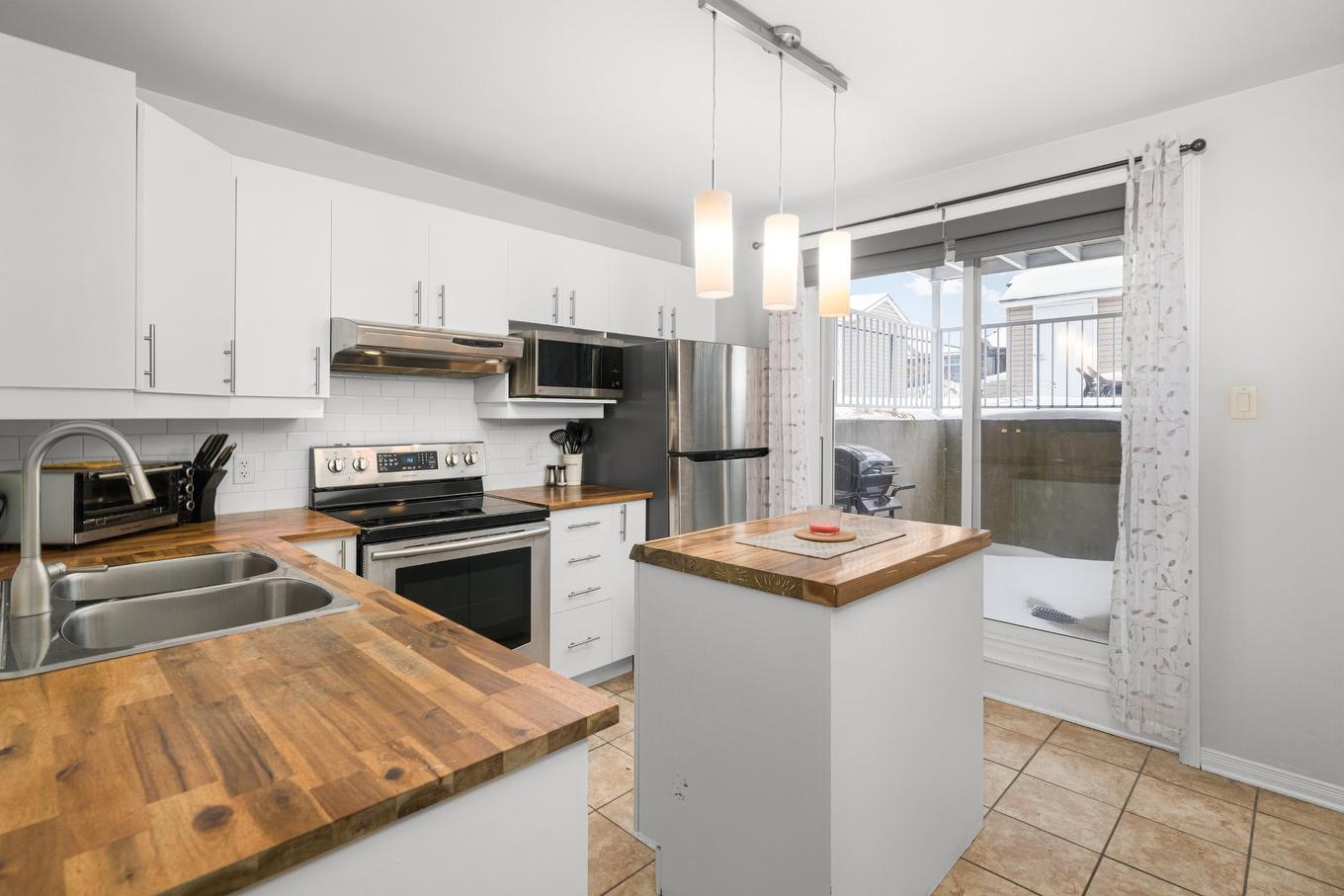Kitchen - 610 Rue Montmartre, Mascouche, QC - Indoor Photo Showing Kitchen With Double Sink