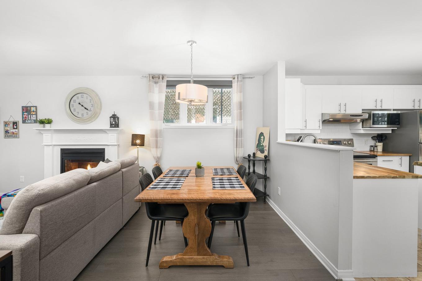 Dining room - 610 Rue Montmartre, Mascouche, QC - Indoor With Fireplace
