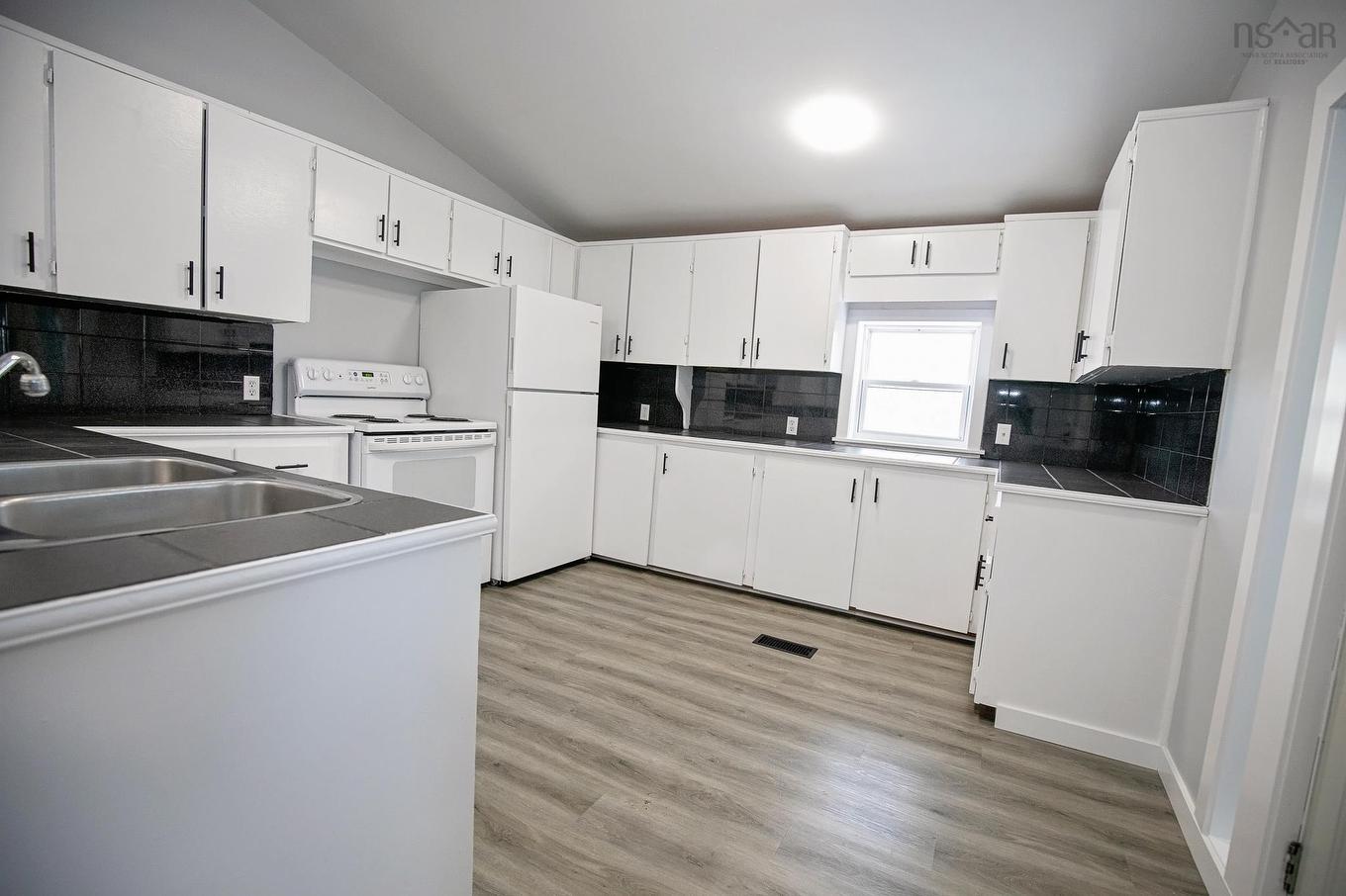 32 Douglas Avenue, Amherst, NS