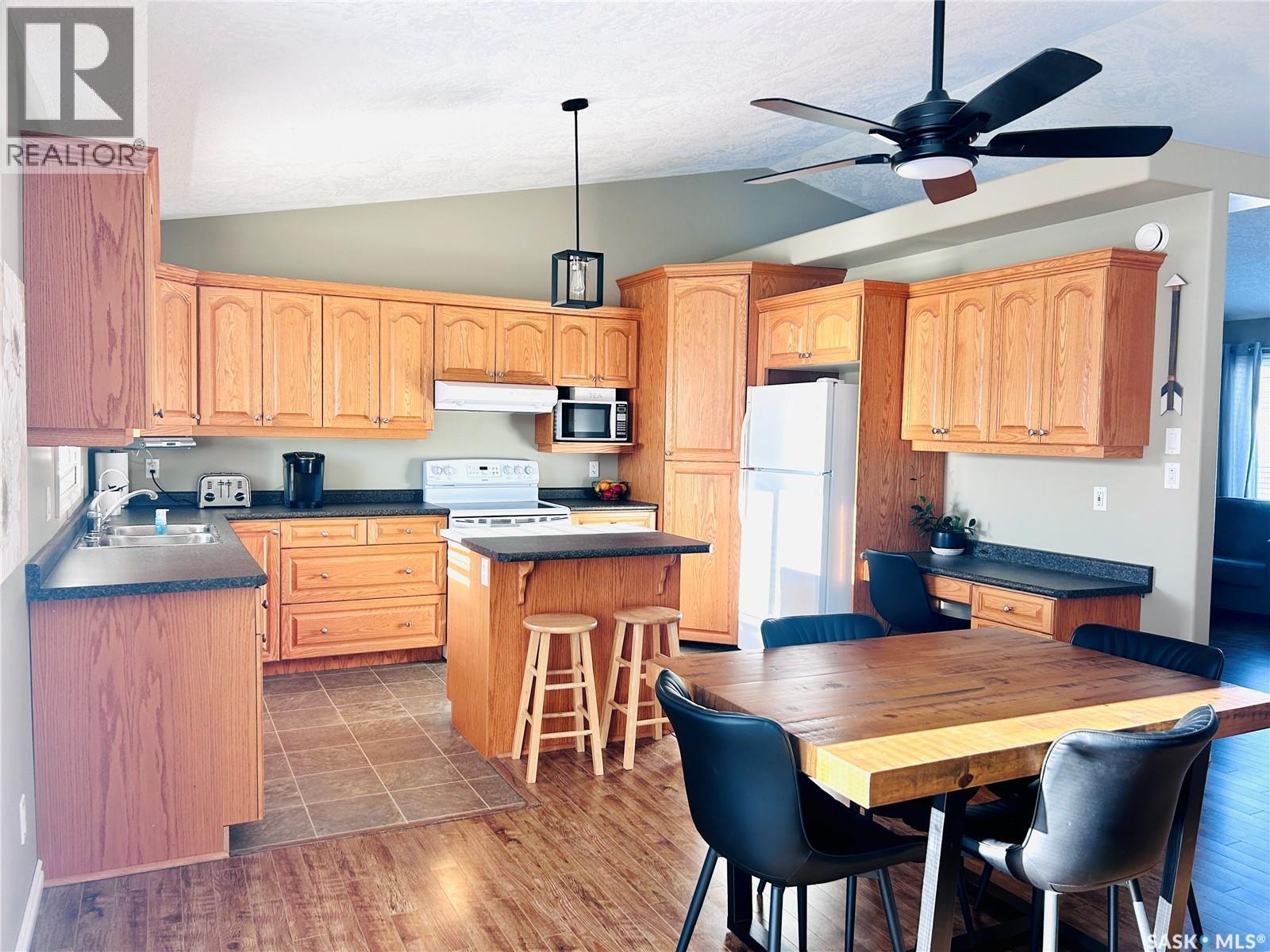 203 3Rd Avenue E, Shellbrook, SK - Indoor Photo Showing Kitchen