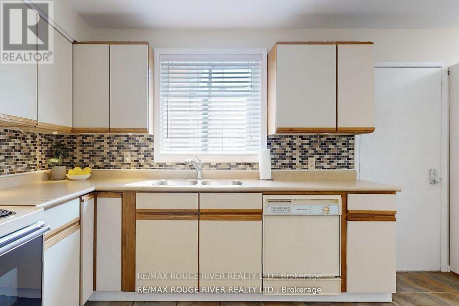 18 Darlingside Drive, Toronto, ON - Indoor Photo Showing Kitchen With Double Sink