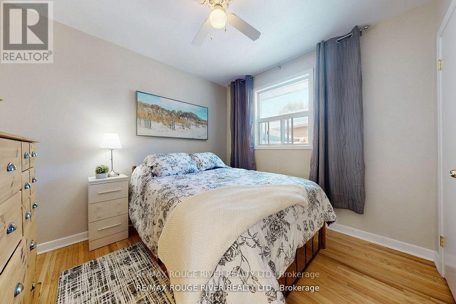 18 Darlingside Drive, Toronto, ON - Indoor Photo Showing Bedroom