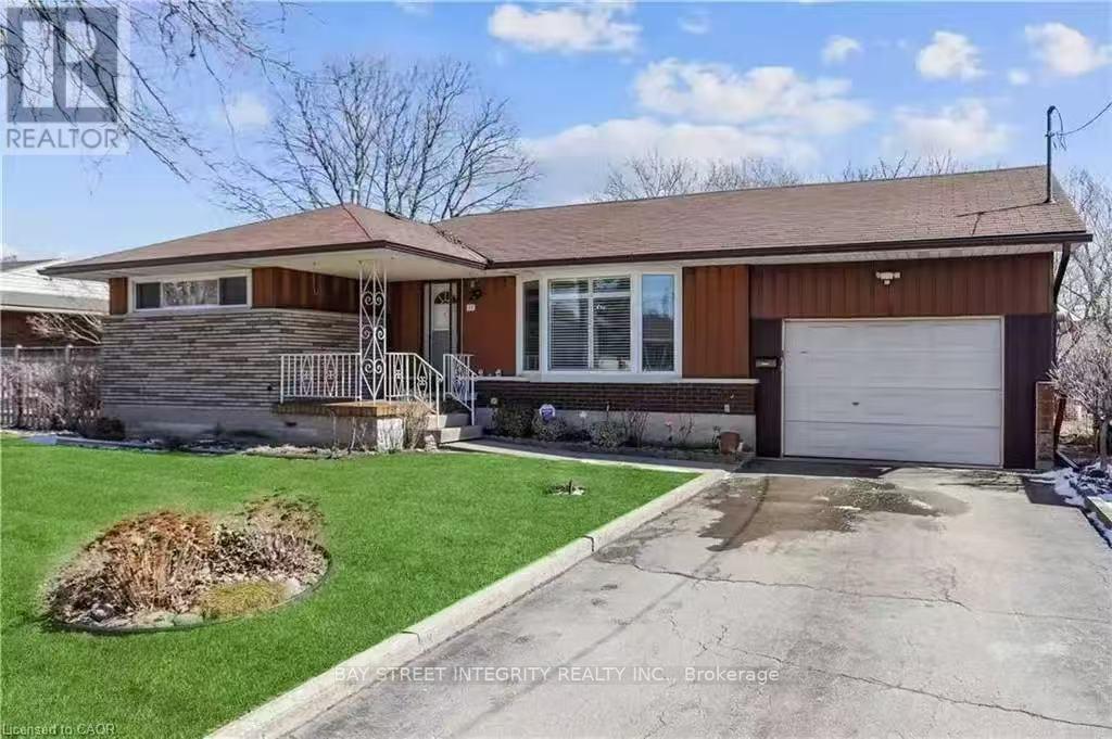 11 Southill Drive, Hamilton, ON - Outdoor