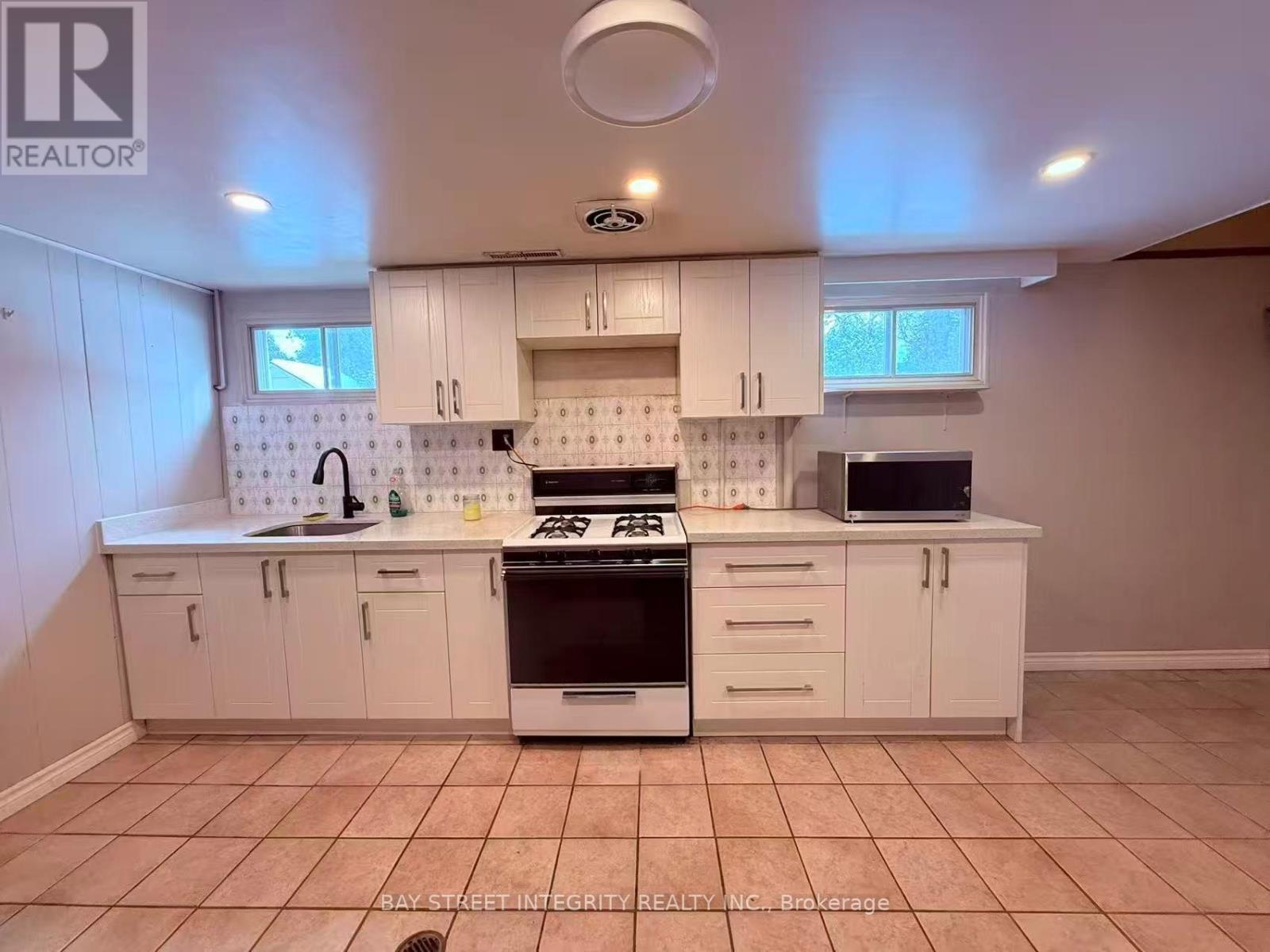 11 Southill Drive, Hamilton, ON - Indoor Photo Showing Kitchen
