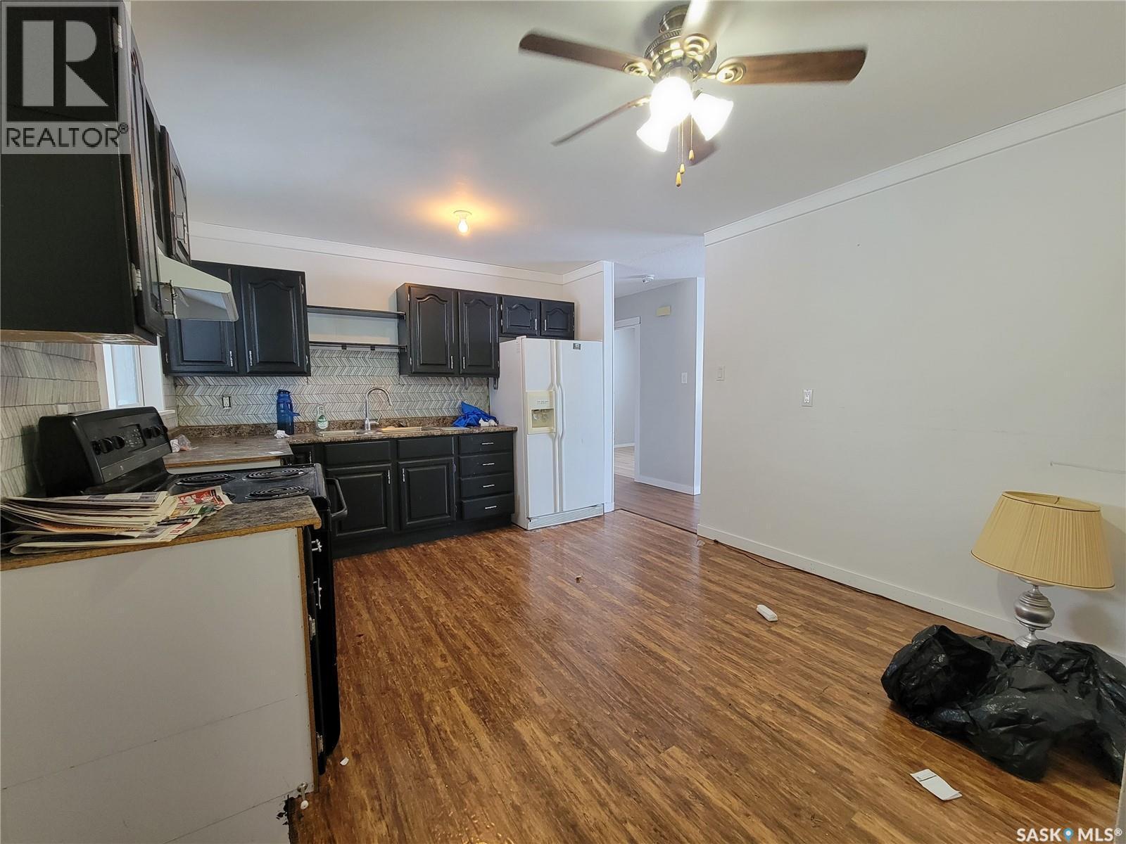 4721 Barr Crescent, Lloydminster, SK - Indoor Photo Showing Kitchen