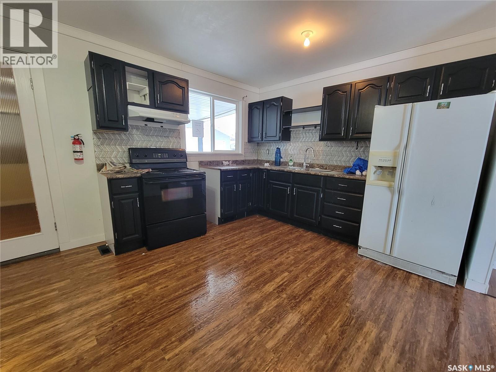 4721 Barr Crescent, Lloydminster, SK - Indoor Photo Showing Kitchen