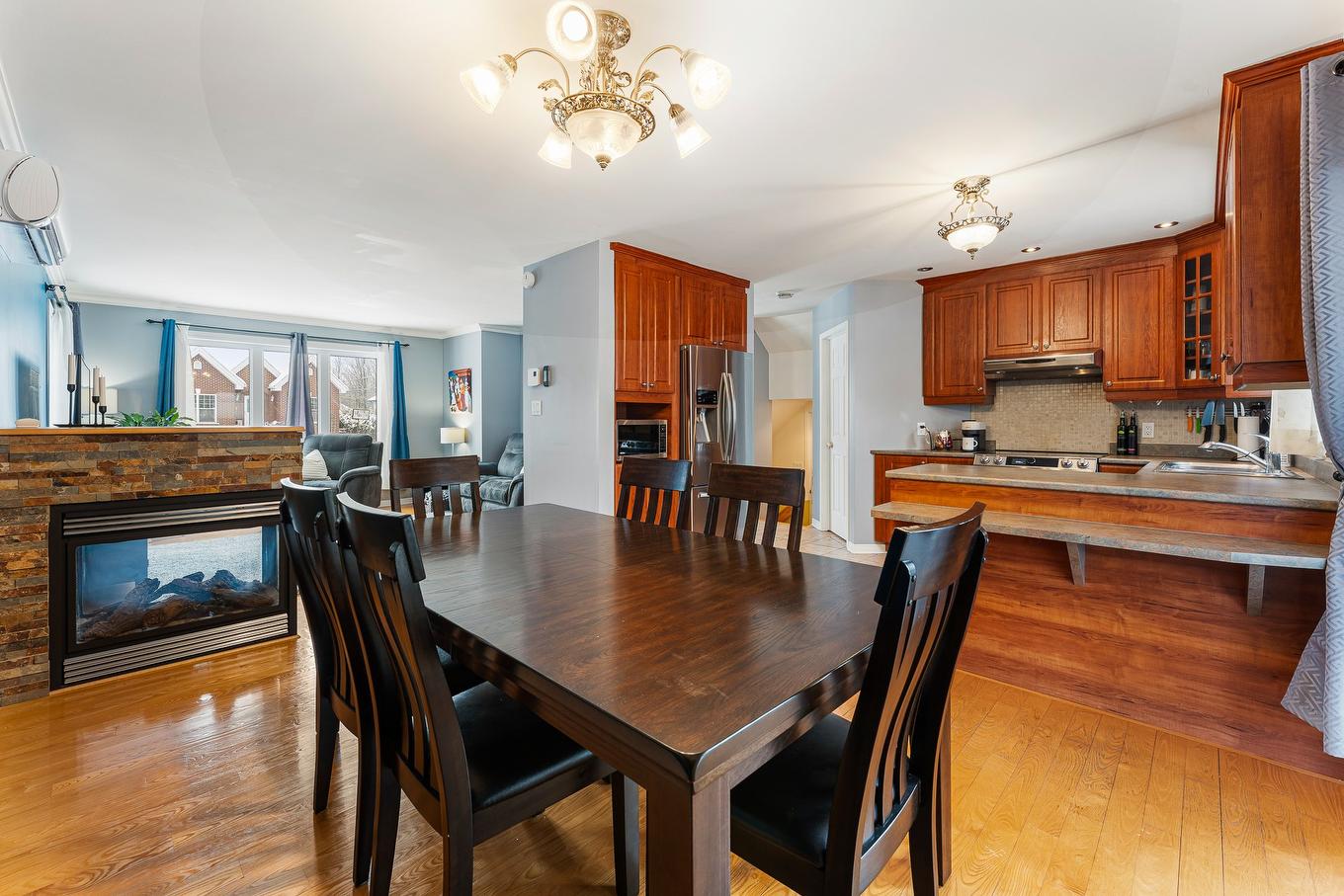 Salle à manger - 135 Rue Des Citadins S., Farnham, QC - Indoor Photo Showing Dining Room With Fireplace