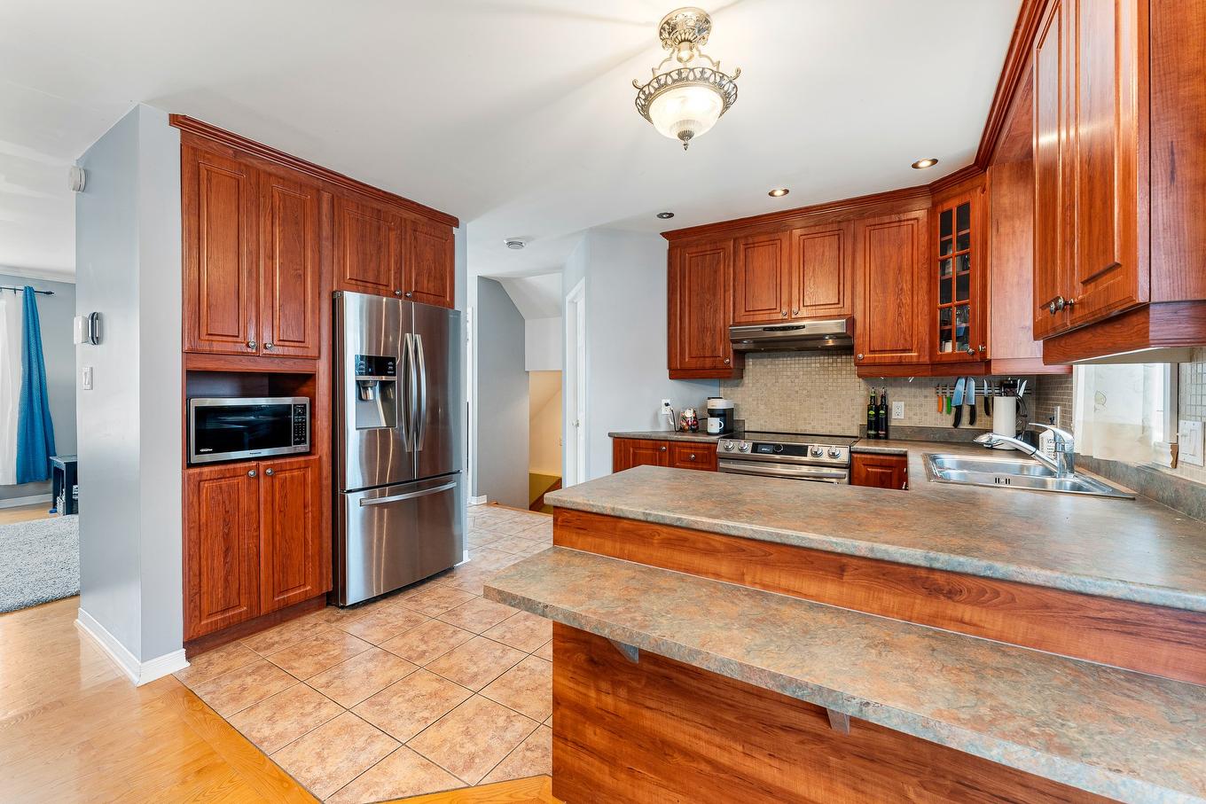 Cuisine - 135 Rue Des Citadins S., Farnham, QC - Indoor Photo Showing Kitchen With Double Sink