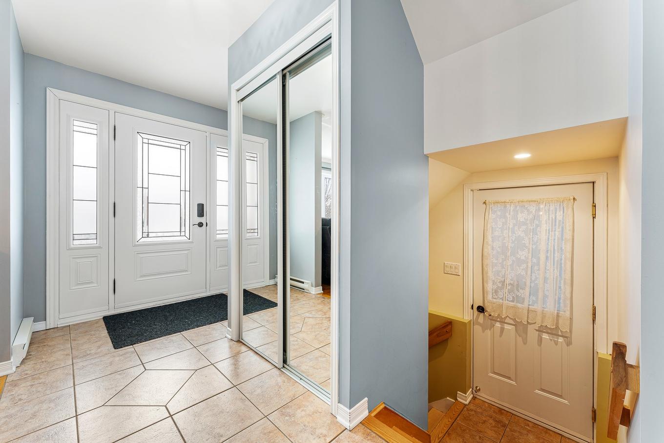 Hall d'entrée/Vestibule - 135 Rue Des Citadins S., Farnham, QC - Indoor Photo Showing Other Room