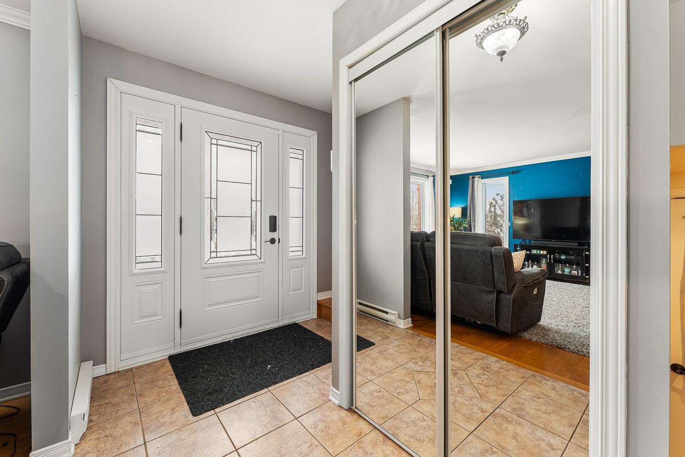 Hall d'entrée/Vestibule - 135 Rue Des Citadins S., Farnham, QC - Indoor Photo Showing Other Room