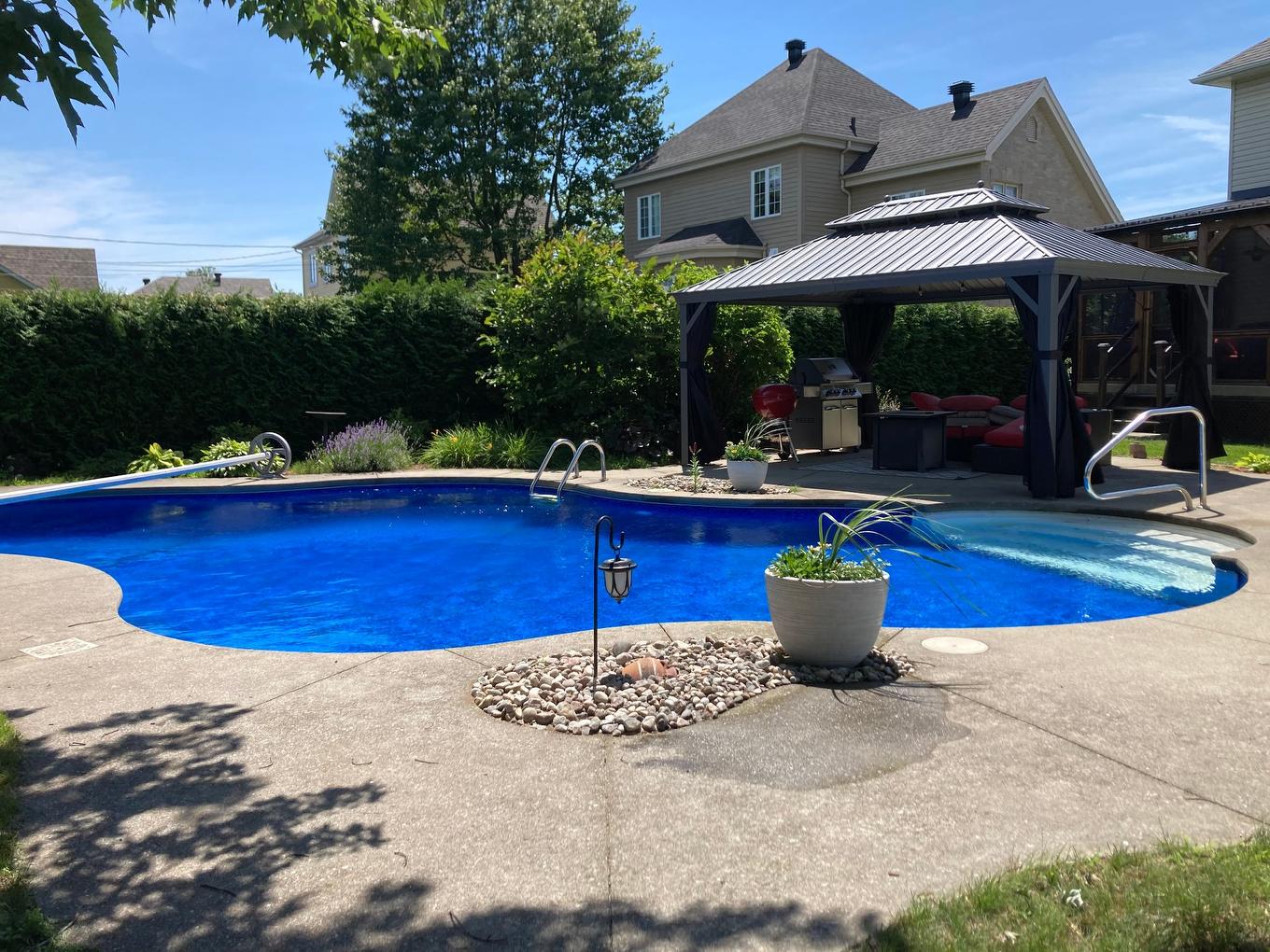 Piscine - 135 Rue Des Citadins S., Farnham, QC - Outdoor With In Ground Pool With Backyard