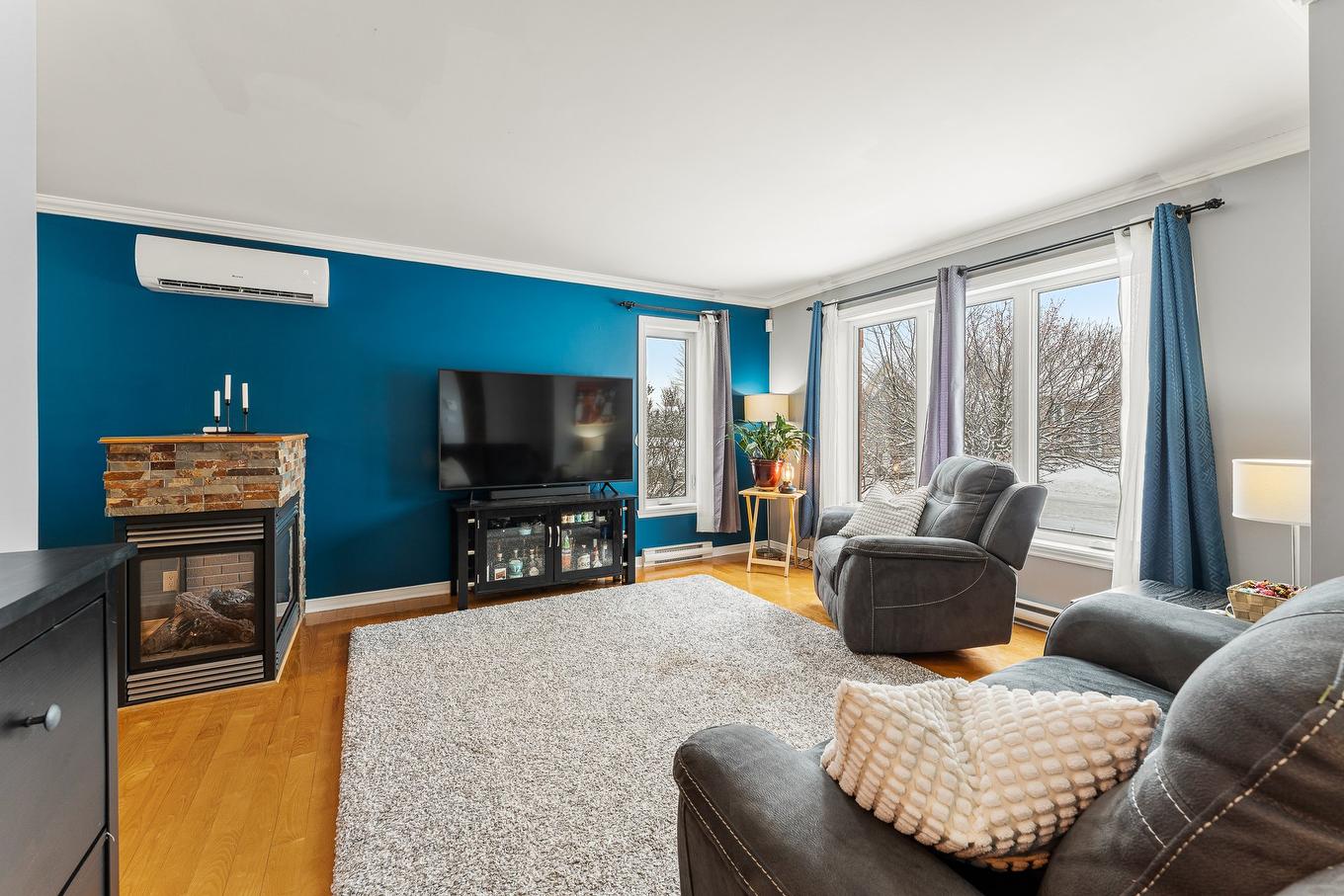 Salon - 135 Rue Des Citadins S., Farnham, QC - Indoor Photo Showing Living Room With Fireplace