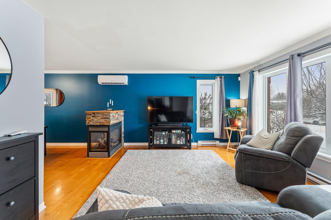 Salon - 135 Rue Des Citadins S., Farnham, QC - Indoor Photo Showing Living Room With Fireplace