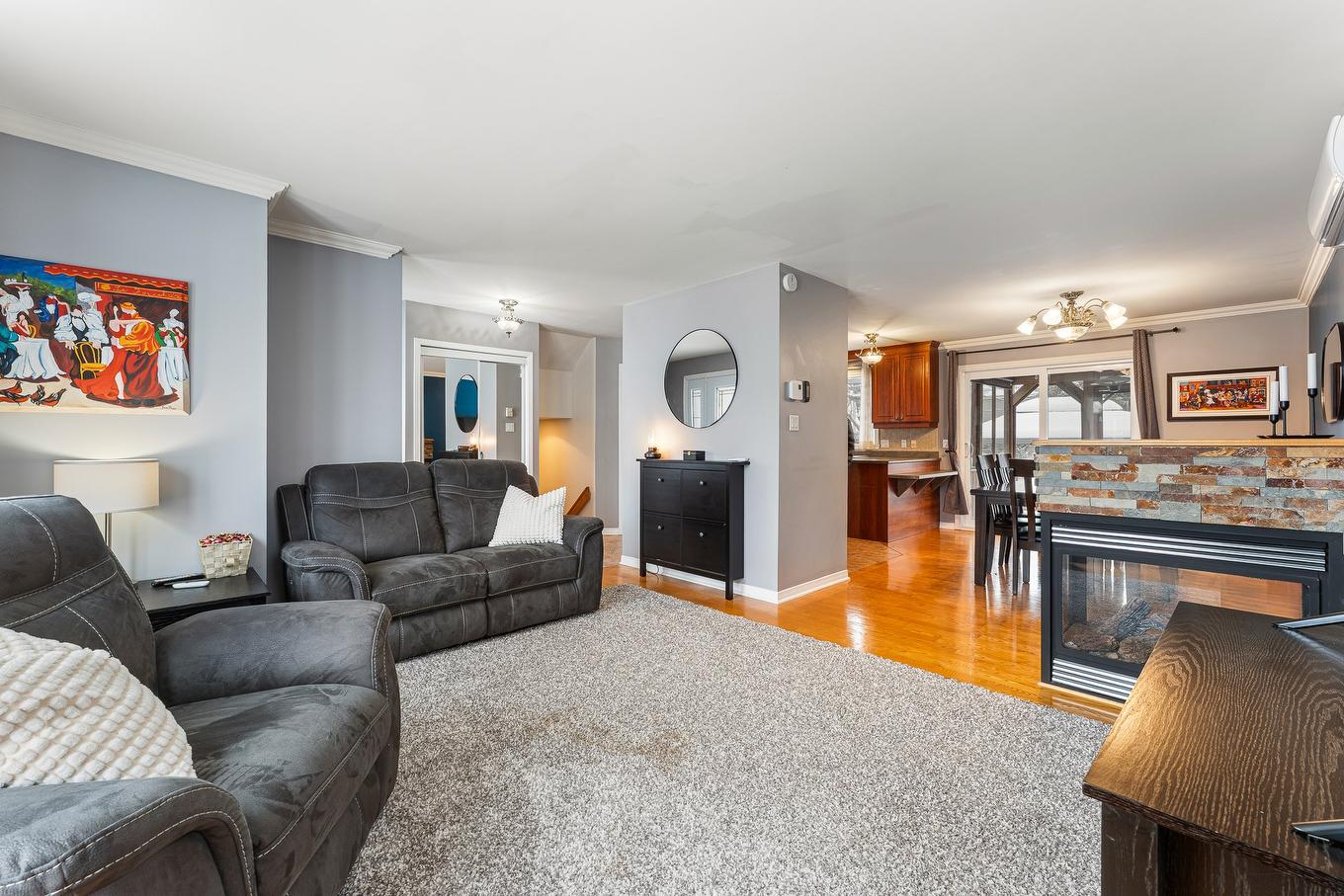 Salon - 135 Rue Des Citadins S., Farnham, QC - Indoor Photo Showing Living Room With Fireplace