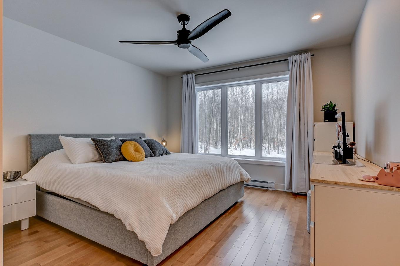 Primary bedroom - 63 12E Avenue, Saint-Hippolyte, QC - Indoor Photo Showing Bedroom