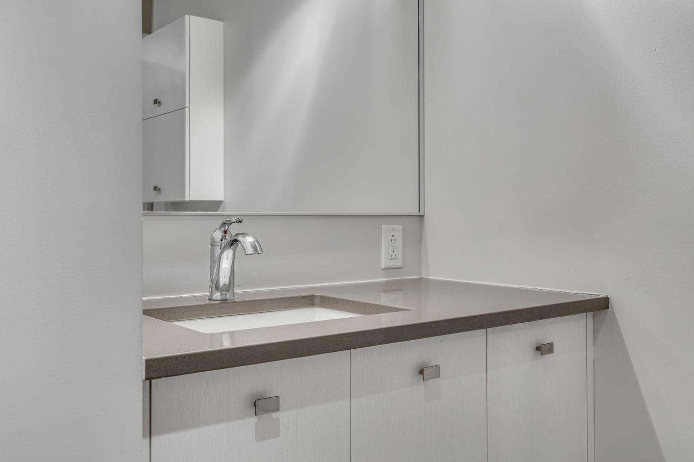 Bathroom - 205-5692 Rue St-Louis, Lévis (Desjardins), QC - Indoor Photo Showing Bathroom