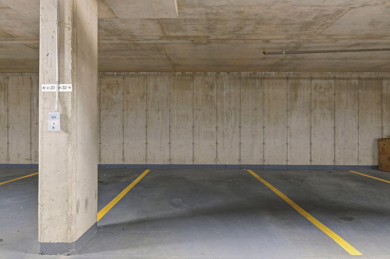 Stationnement - 406-9175Z Rue Lennon, Brossard, QC - Indoor Photo Showing Garage