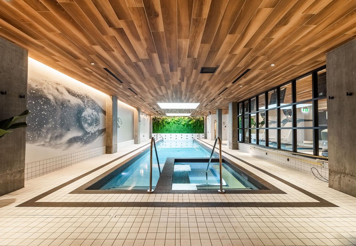 Pool - 715-288 Rue Richmond, Montréal (Le Sud-Ouest), QC - Indoor Photo Showing Other Room With In Ground Pool