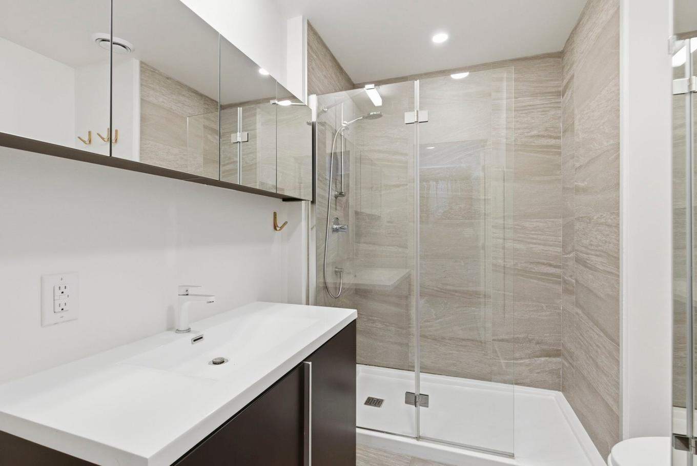 Salle de bains attenante à la CCP - 414-1550 Rue Des Bassins, Montréal (Le Sud-Ouest), QC - Indoor Photo Showing Bathroom