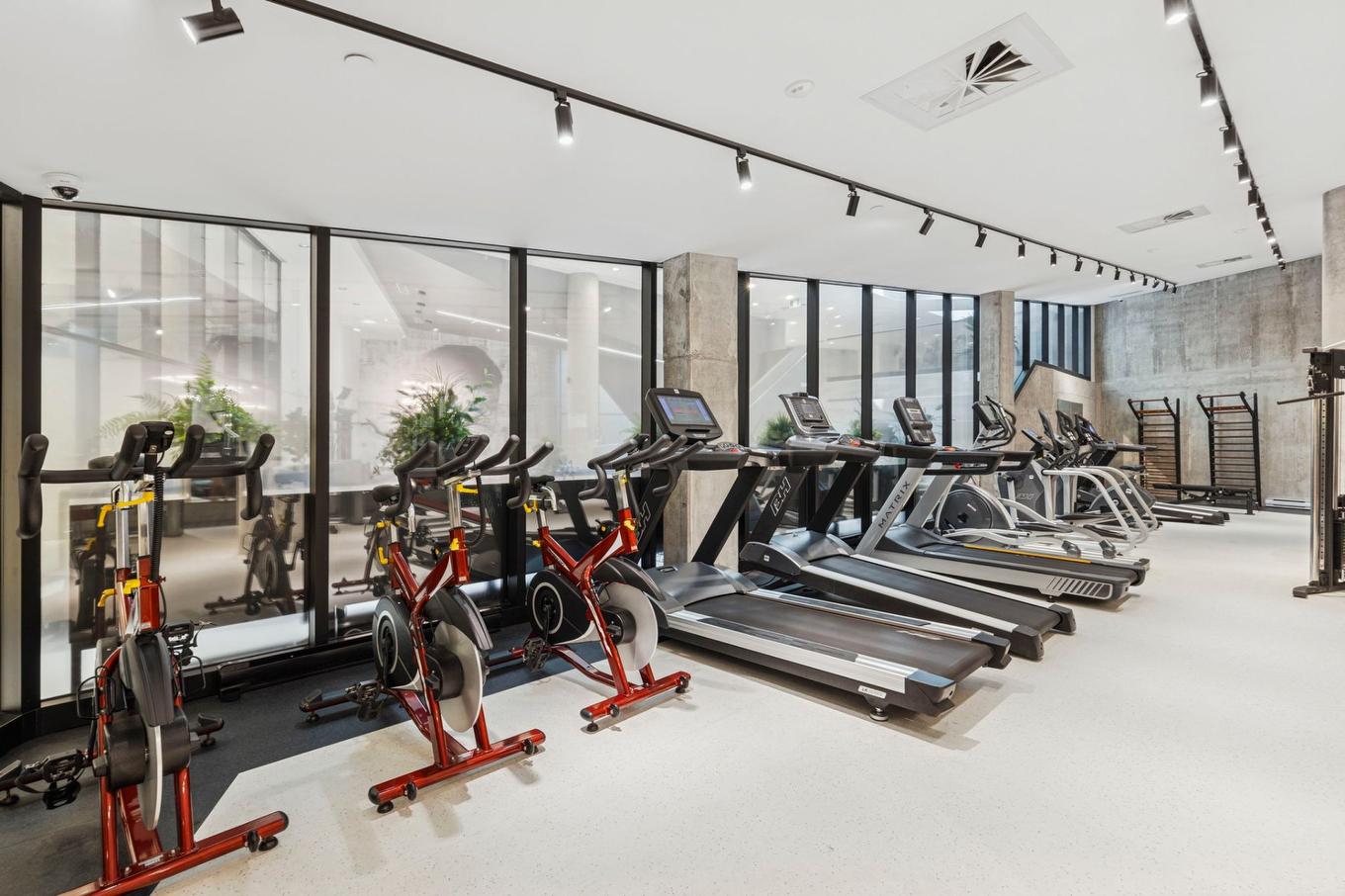 Salle d'exercice - 414-1550 Rue Des Bassins, Montréal (Le Sud-Ouest), QC - Indoor Photo Showing Gym Room