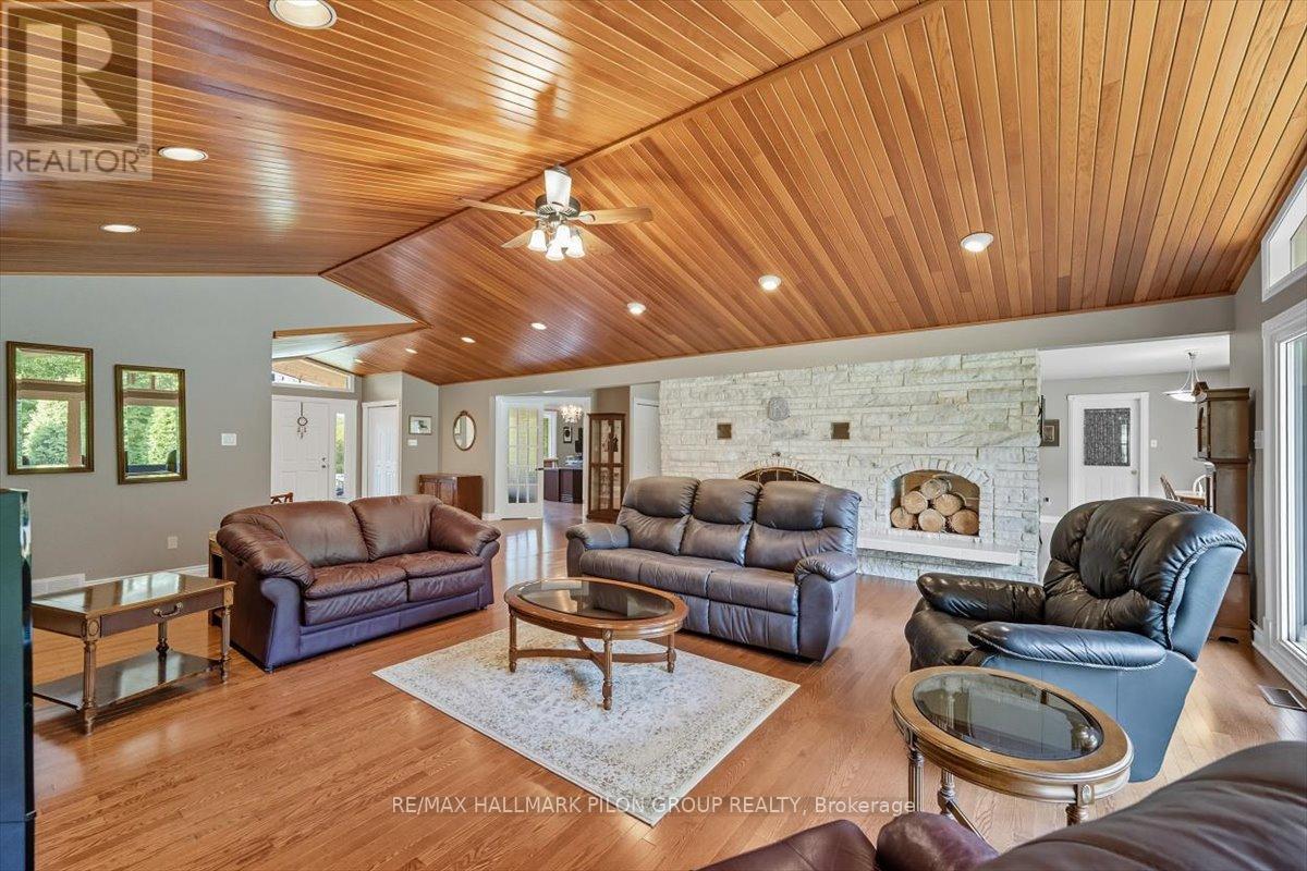 1717 Lakeshore Drive, Ottawa, ON - Indoor Photo Showing Living Room