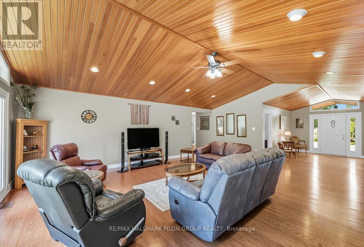 1717 Lakeshore Drive, Ottawa, ON - Indoor Photo Showing Living Room