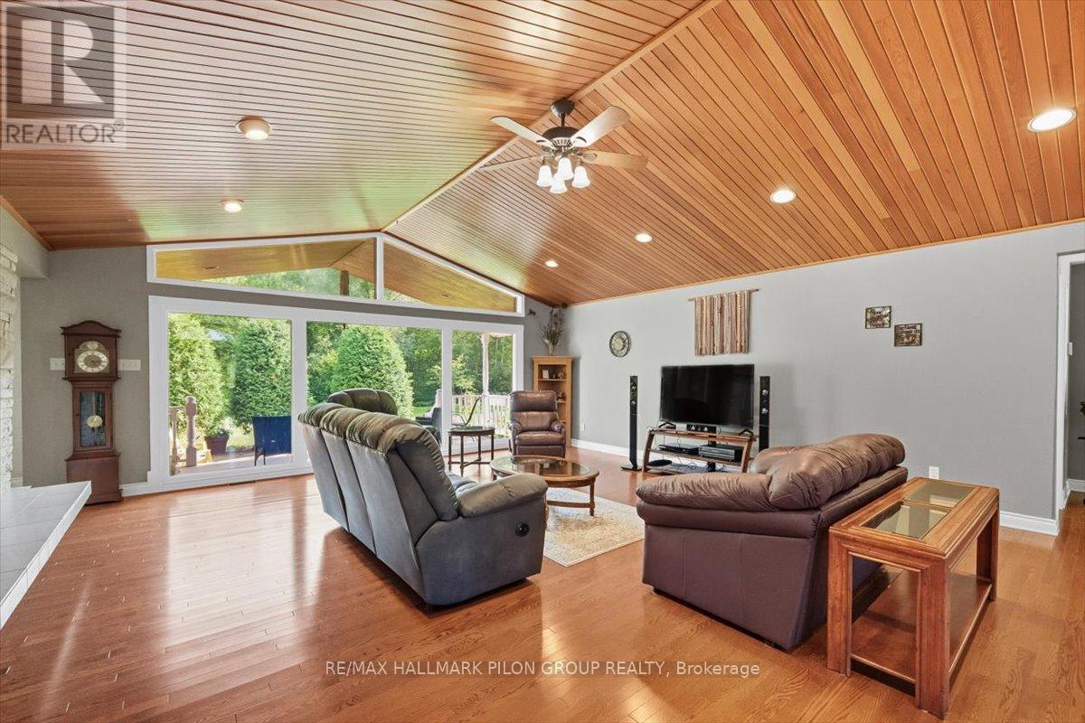 1717 Lakeshore Drive, Ottawa, ON - Indoor Photo Showing Living Room