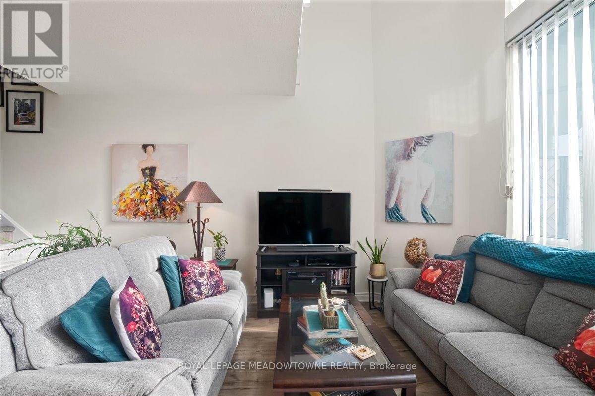 914 - 220 Burnhamthorpe Road W, Mississauga, ON - Indoor Photo Showing Living Room