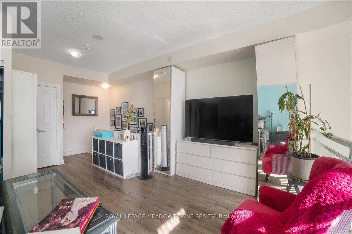 914 - 220 Burnhamthorpe Road W, Mississauga, ON - Indoor Photo Showing Living Room