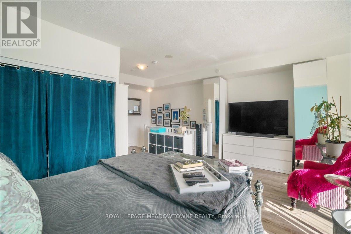 914 - 220 Burnhamthorpe Road W, Mississauga, ON - Indoor Photo Showing Bedroom