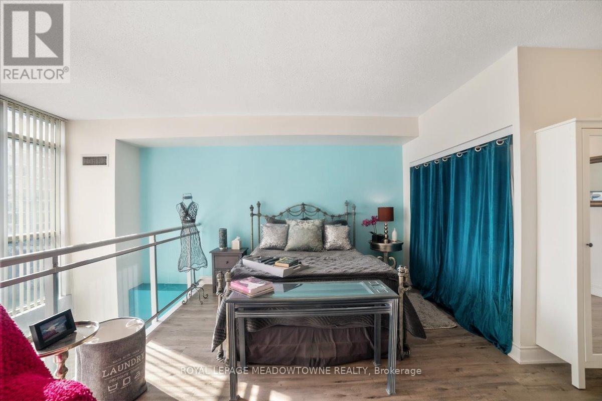 914 - 220 Burnhamthorpe Road W, Mississauga, ON - Indoor Photo Showing Bedroom