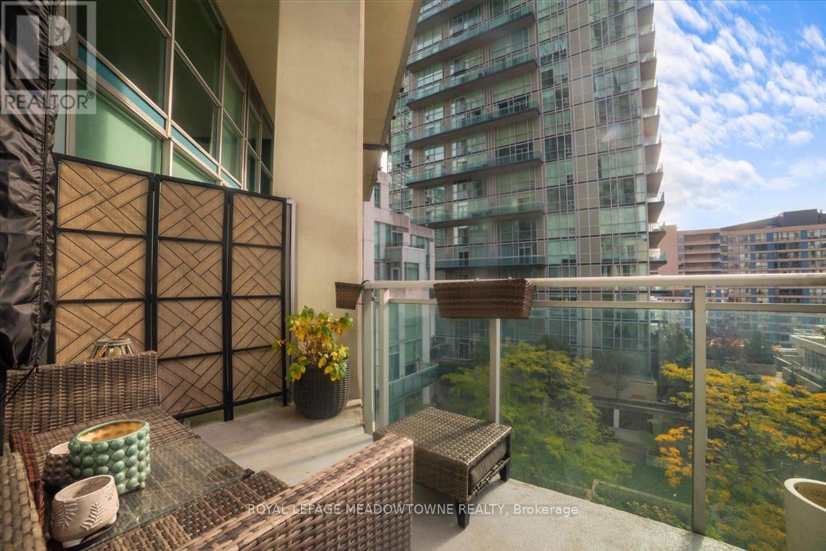 914 - 220 Burnhamthorpe Road W, Mississauga, ON - Outdoor