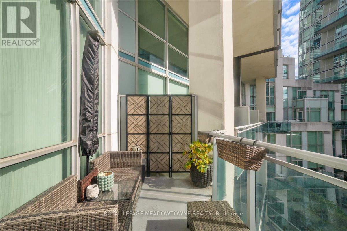 914 - 220 Burnhamthorpe Road W, Mississauga, ON - Outdoor With Exterior