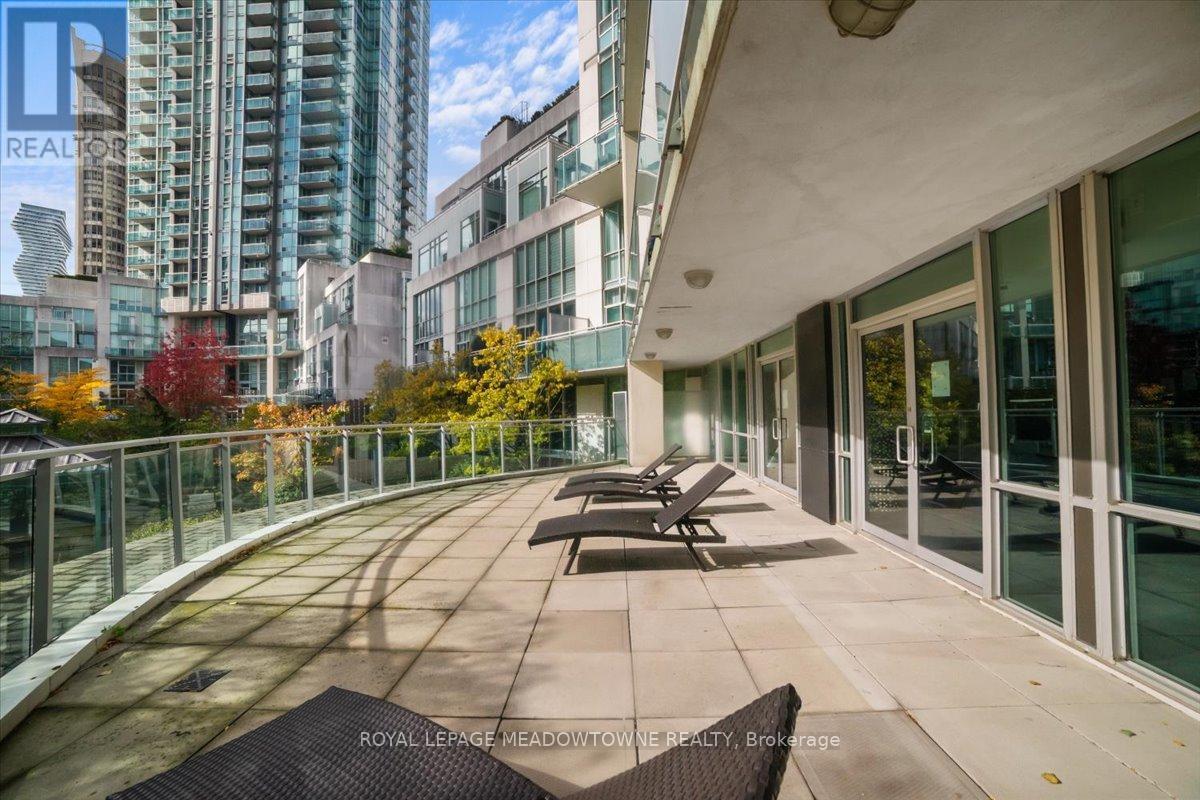 914 - 220 Burnhamthorpe Road W, Mississauga, ON - Outdoor