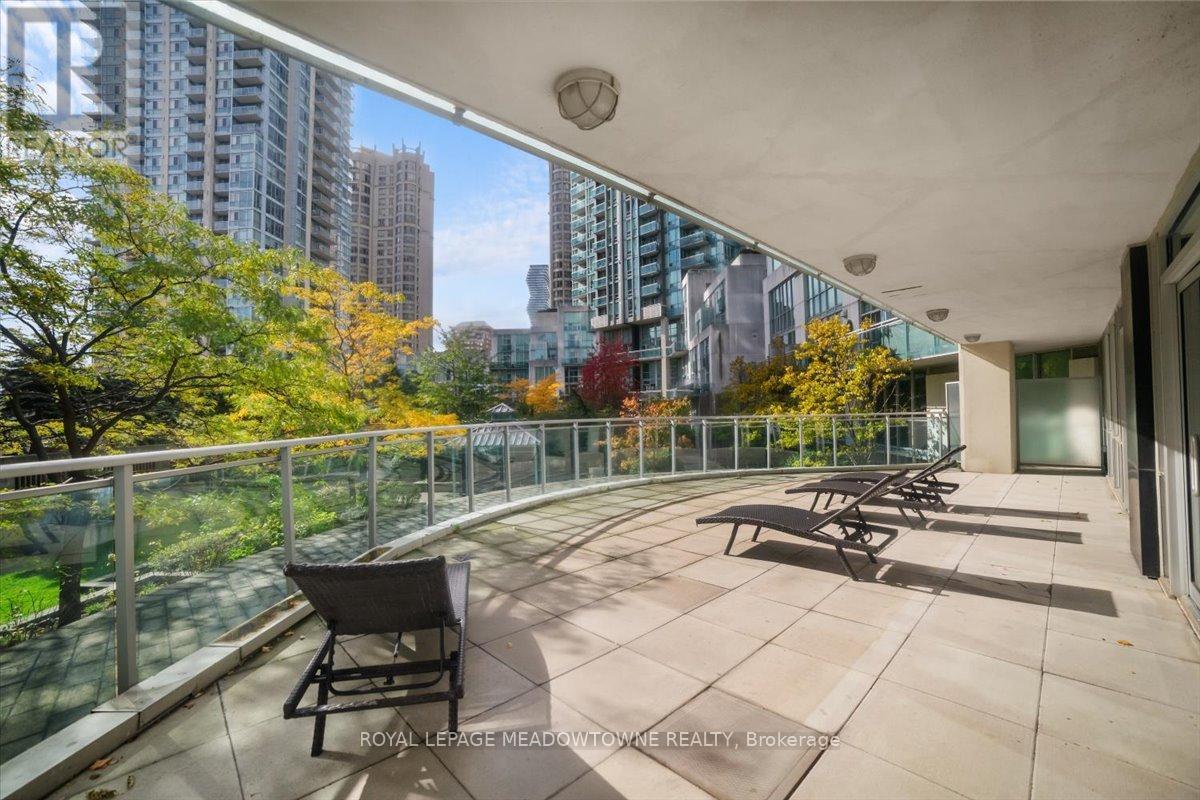 914 - 220 Burnhamthorpe Road W, Mississauga, ON - Outdoor