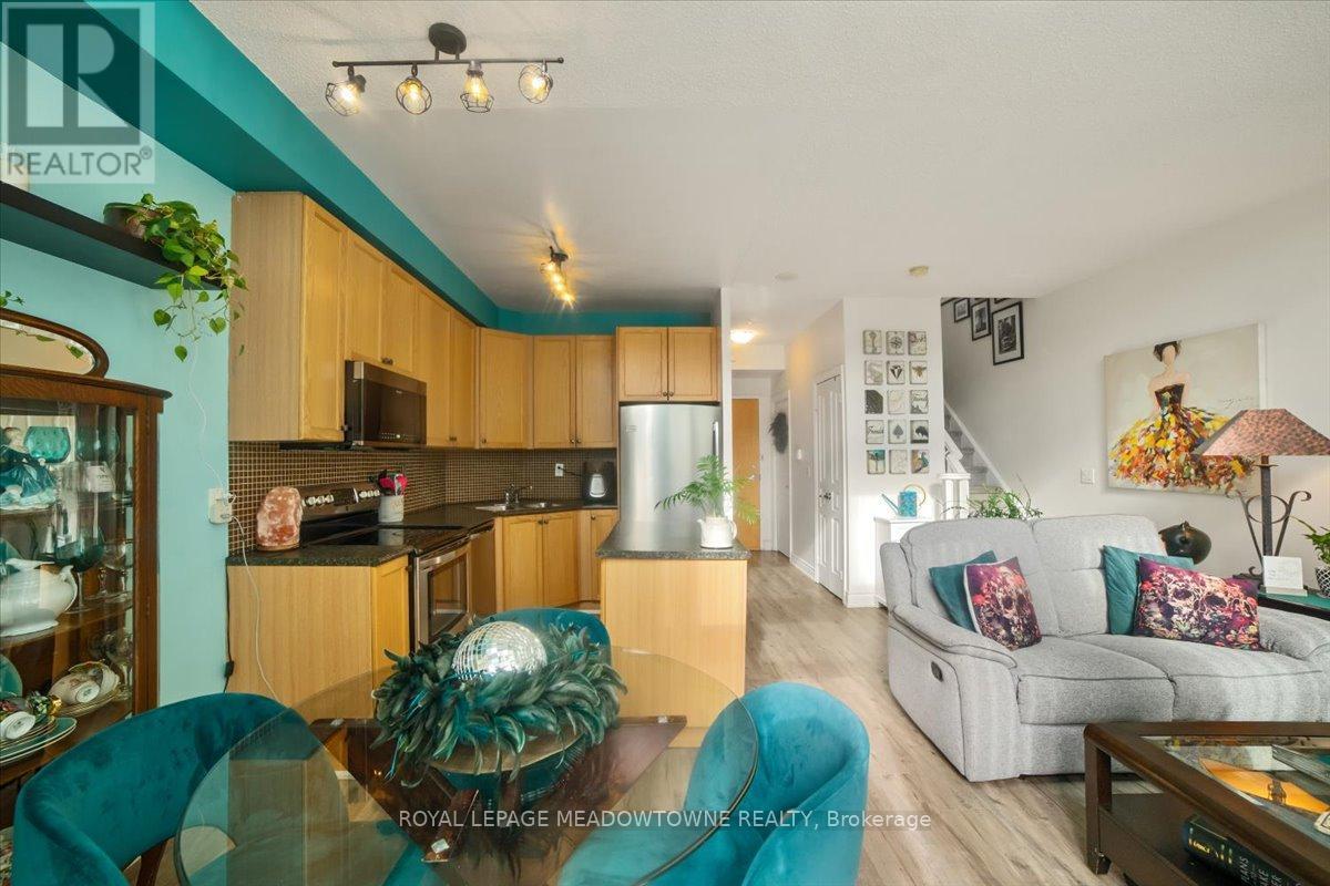 914 - 220 Burnhamthorpe Road W, Mississauga, ON - Indoor