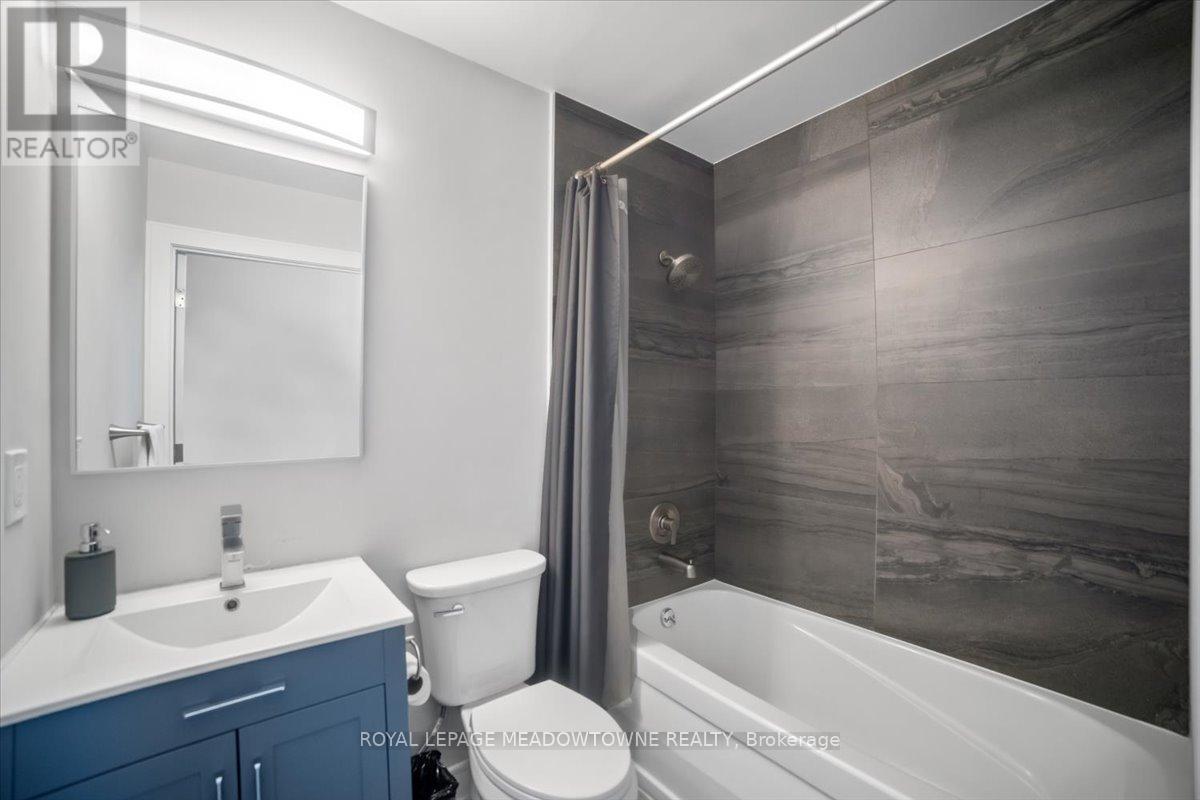 914 - 220 Burnhamthorpe Road W, Mississauga, ON - Indoor Photo Showing Bathroom
