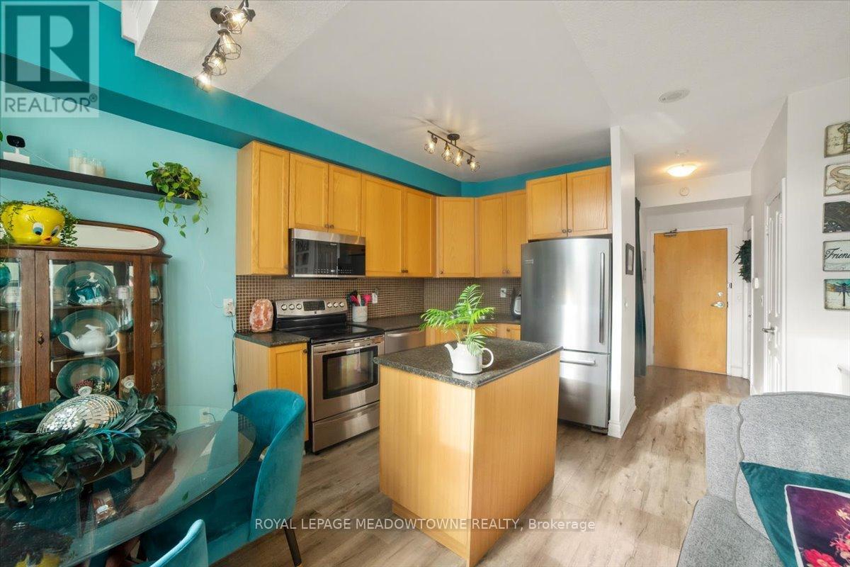 914 - 220 Burnhamthorpe Road W, Mississauga, ON - Indoor Photo Showing Kitchen
