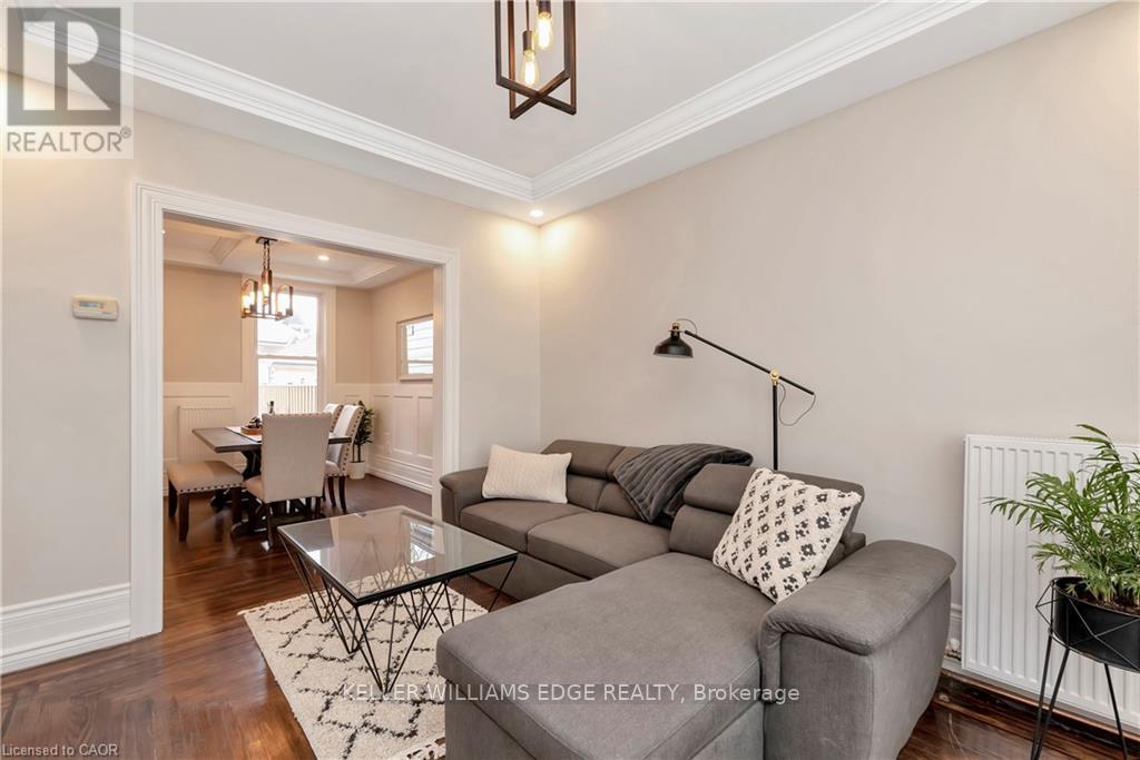 232 Bay Street N, Hamilton, ON - Indoor Photo Showing Living Room