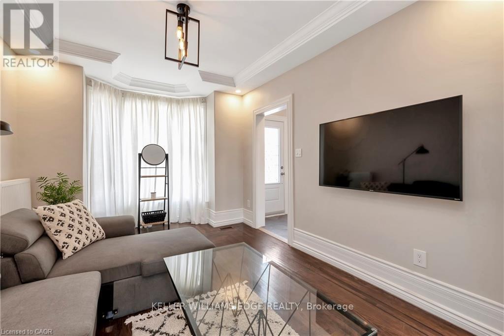232 Bay Street N, Hamilton, ON - Indoor Photo Showing Living Room