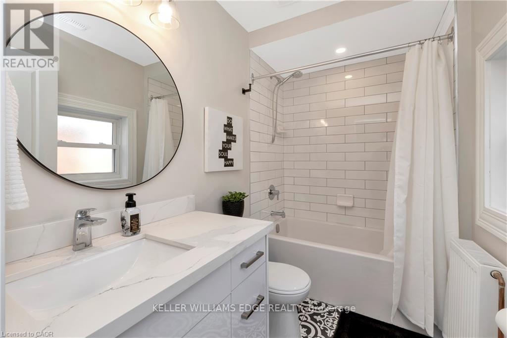 232 Bay Street N, Hamilton, ON - Indoor Photo Showing Bathroom