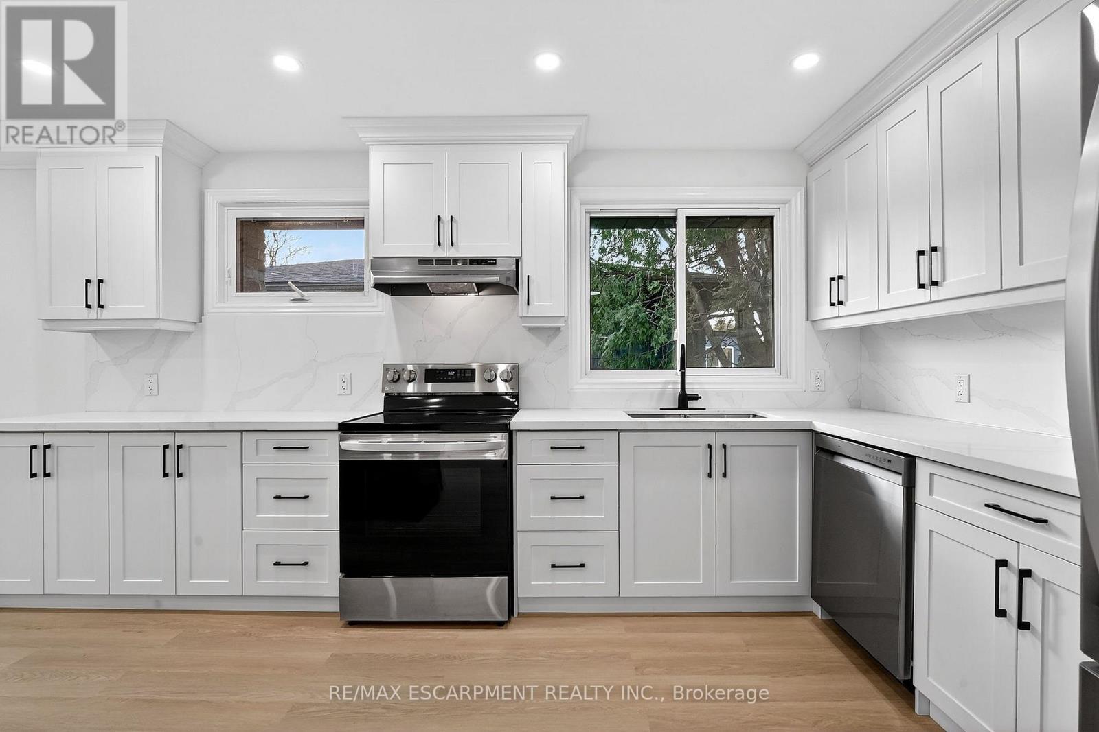 646 Cumberland Avenue, Burlington, ON - Indoor Photo Showing Kitchen